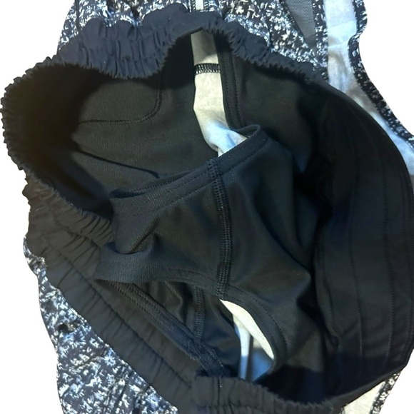 Lululemon Hotty Hot Short (2 1/2" ) - Picture 10 of 14